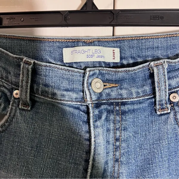 Women’s Levi jeans light wash - Image 5