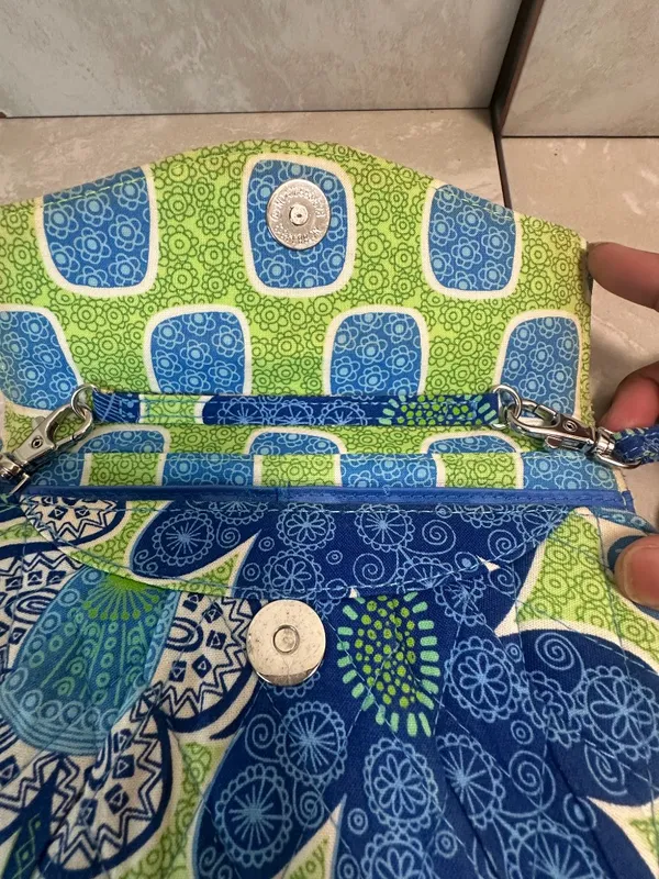 Vera Bradley retired blue green Doodle Daisy quilted organizer crossbody bag - Image 3