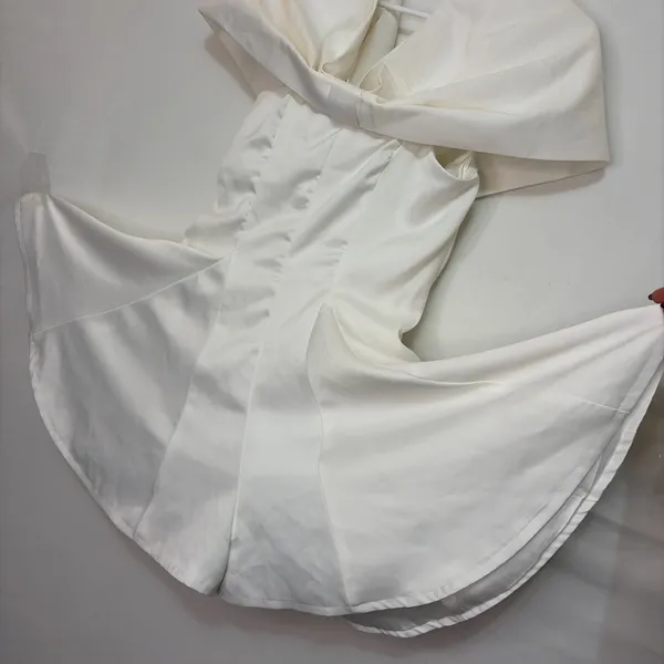 PrettyLittleThing size US 6 White Skort Dress Off Shoulder Structured Short(E12) - Image 4