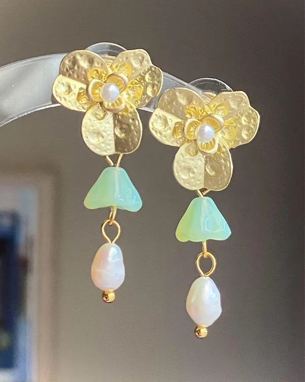 Handmade quality flower Czech glass beads & natural pearl cute fairy cottage style dangle earrings💚💐 - Image 3