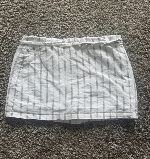 Abercrombie & Fitch White Mini Skort with Thin Gray Pinstripes - Image 2
