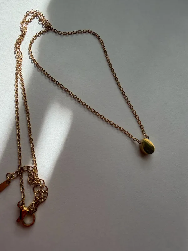 Gold teardrop dainty necklace - Image 3