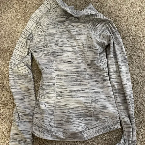 Lululemon pullover size 2 - Image 3