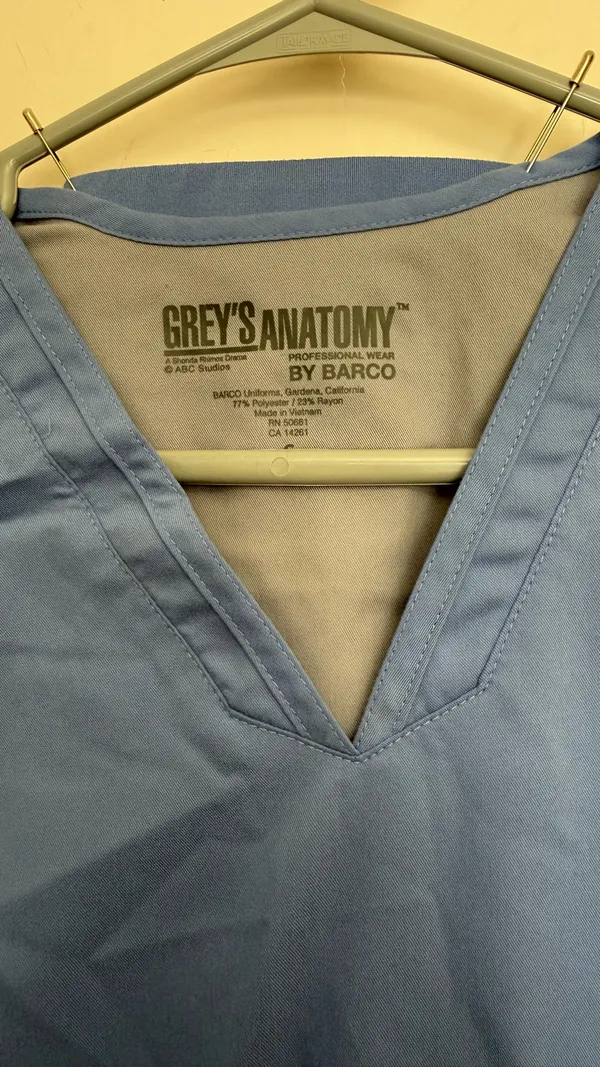 Comfortable blue scrub set. Short-sleeve top with V-neck. Matching pants included. Ideal for healthcare professionals. grey’s Anatomy. - Image 9