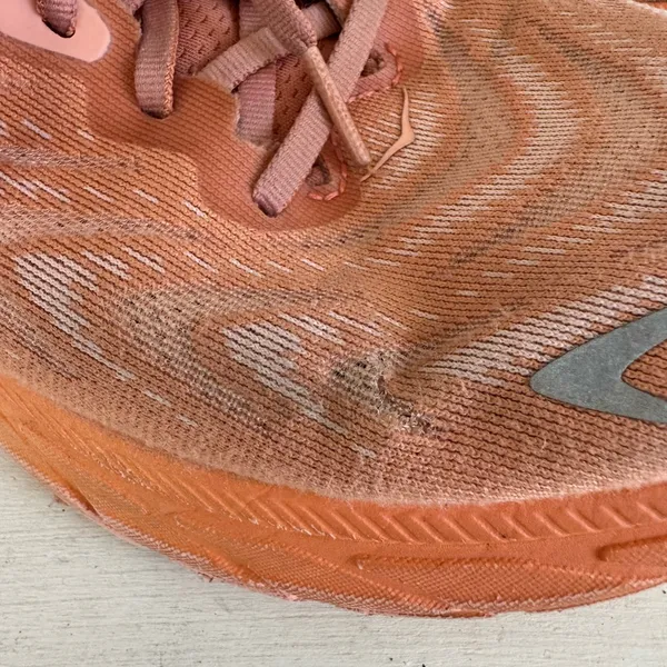 Hoka women’s coral pink Arahi 6 running shoes‎ size 9B - Image 3
