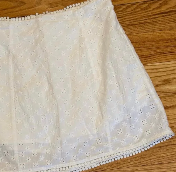 Urban Outfitters Le Lis White Eyelet Pom Pom Mini Skirt Lined S - Image 4