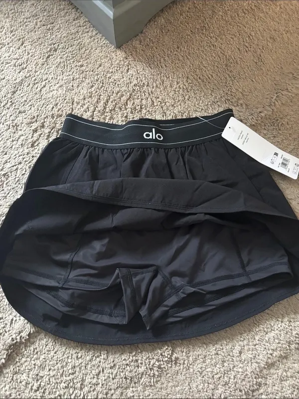 Alo black tennis skirt with built in shorts - Image 3