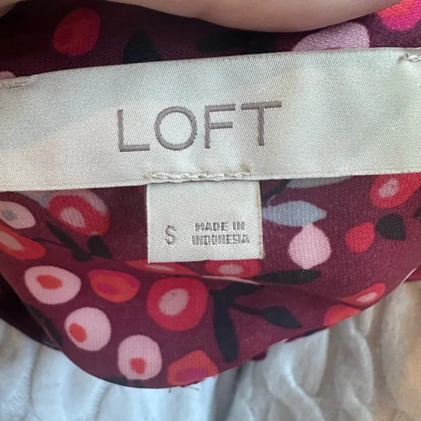 LOFT Blouse Top Velvet Buttons Red & Pink Floral with‎ Cuffed Sleeves Small - Image 4