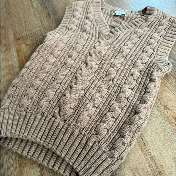 American Eagle Textured Tan V-Neck Cable Knit Sweater Vest Size Small - Image 4