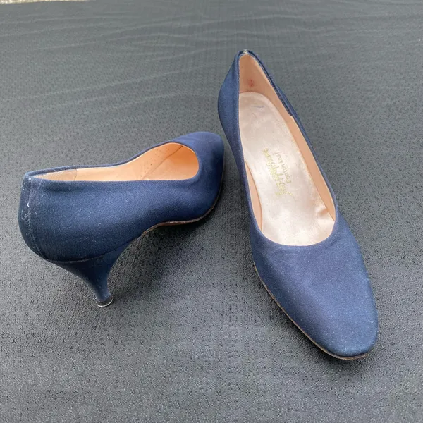 💙 Vintage 1950s or 60s Saks Fifth Avenue Fenton Last Size 7 Navy Blue Kitten Heels Pumps 💙 - Image 7