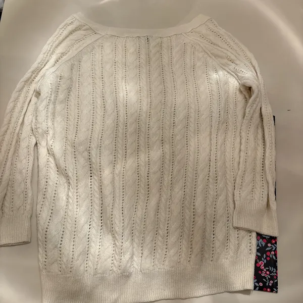 American eagle outfitters Size: medium White cable knit sweater Small stain in front shown in photo #preppy - Image 5