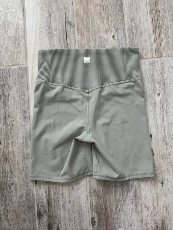 Vuori Women’s Rib Studio Bike Short High Waist Light Grey Size Small - Image 6