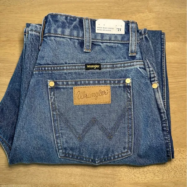 Wrangler Women’s High Rise Relaxed Mom Jeans. Medium Wash. Size 27. - Image 12