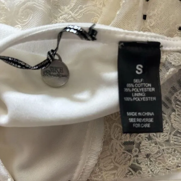 BKE Buckle Top Womens Small Ivory Lace Boho Artsy Stretch Embroidered Blouse - Image 7