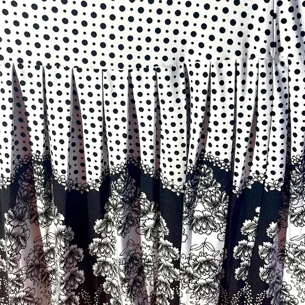 Lisa Lee Skirt stretchy/ pleated Size L - Image 2