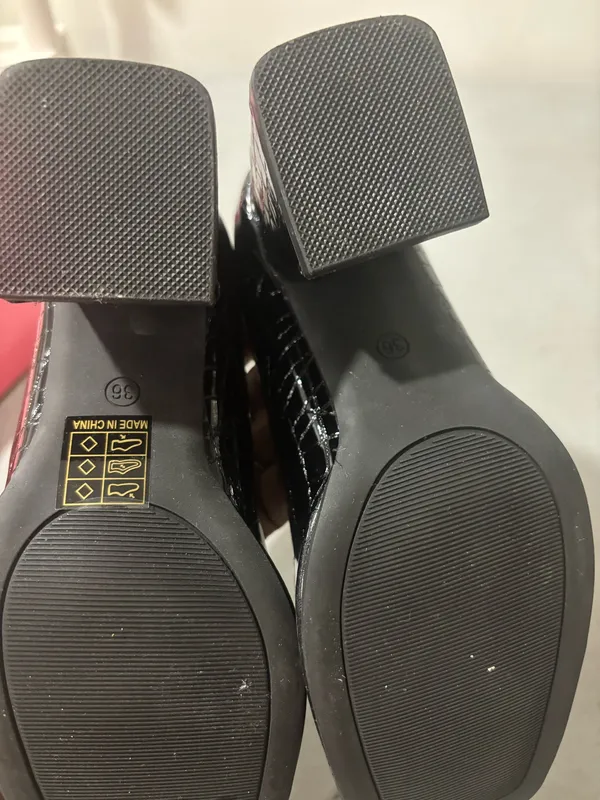 🖤 Classic Black Patent Heels – Croc Texture Size 36 - Image 3