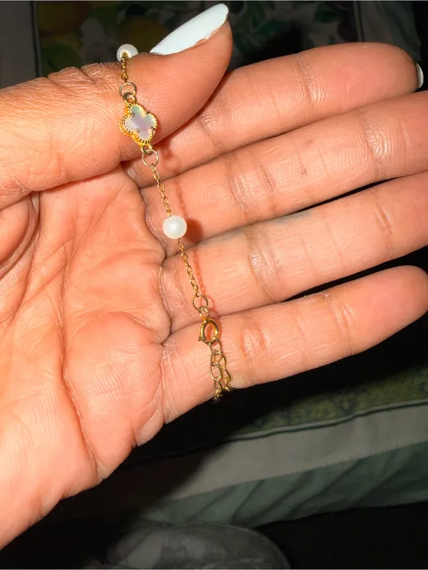 Gold & white pearl bracelet with white clover-shaped charms S925 - Image 2