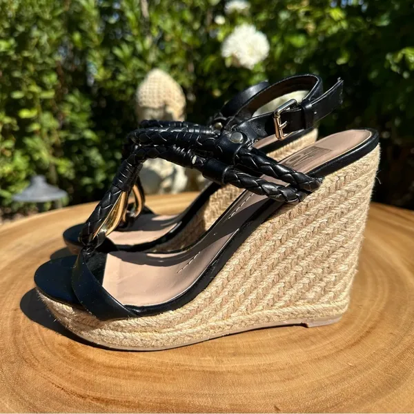 DOLCE VITA Wedge Sandals in Black Leather and Gold Hardware Size 6 - Image 4