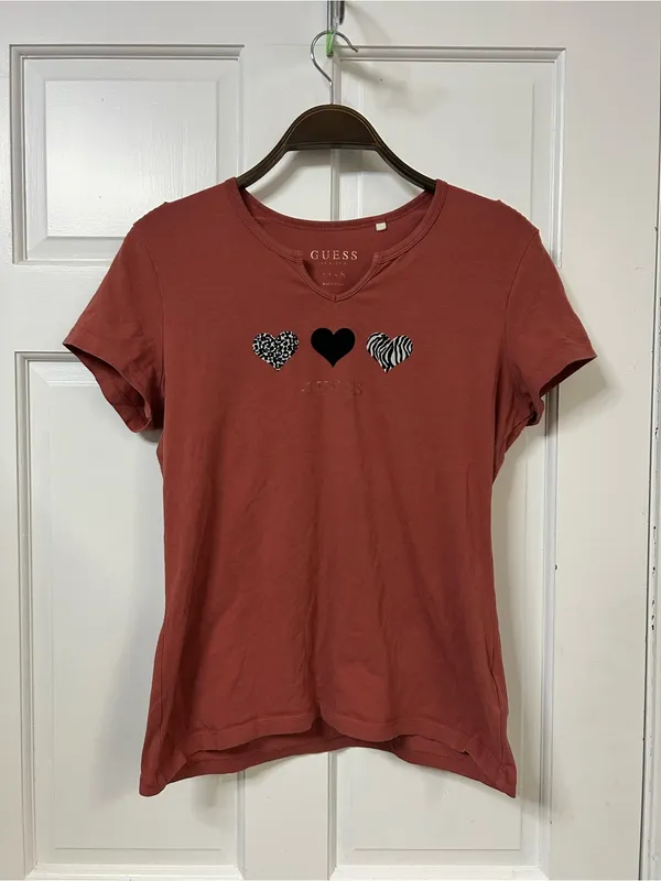 GUESS Rust Short-Sleeve Tee with Heart Motifs - Image 3
