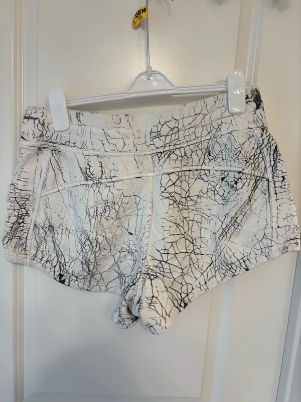 Lululemon Shorts white and black  - Image 2