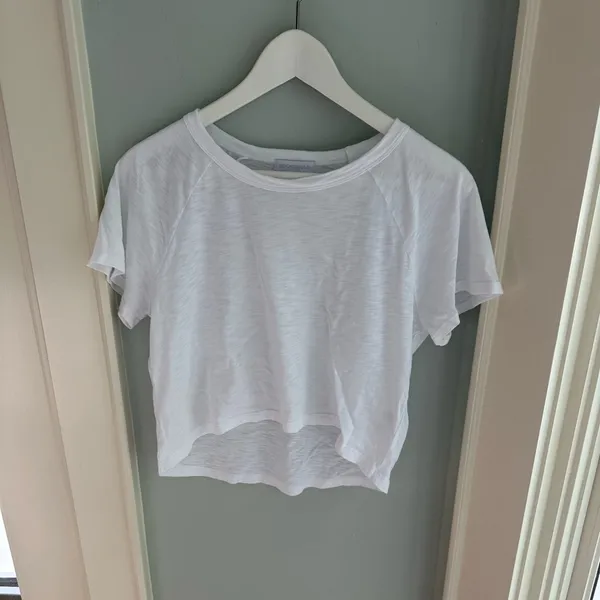 Beyond Yoga Signature High Low Cropped Tee - Image 3