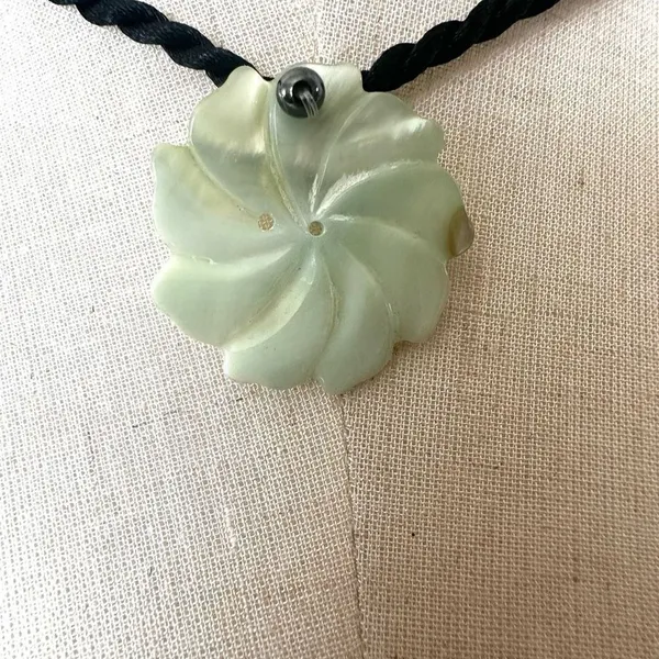 Green flower shell choker necklace - Image 2