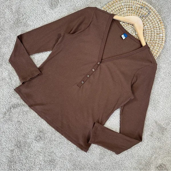 Old Navy Women’s Fitted Long-Sleeve Rib-Knit Henley Top Shirt in Espresso Bark L - Image 4