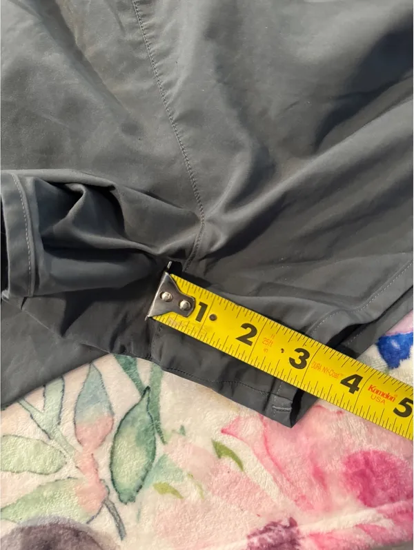 Under Armor Womens Medium Gray Running Shorts Athletic Gym Workout Size M - Image 9
