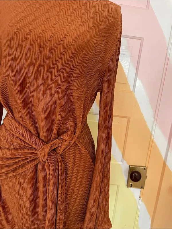 NWT Gilli Rust Plisse Ribbed Long Sleeve Front Knot Mini Dress Sz L 💚🎀 - Image 4