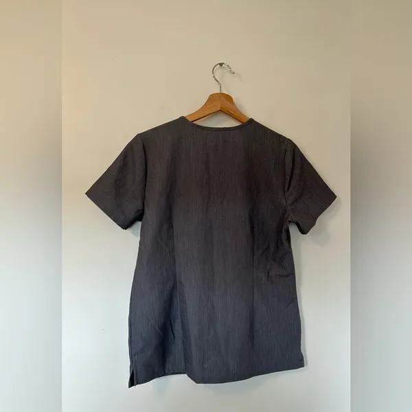 FIGS Casma Three-Pocket Scrub Top in Graphite Gray - Image 9