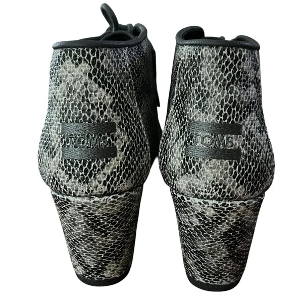 TOMS Boots Womens Sz 8.5 Gray Snake Print Wedge Ankle Lace Up Booties Minimalist - Image 4