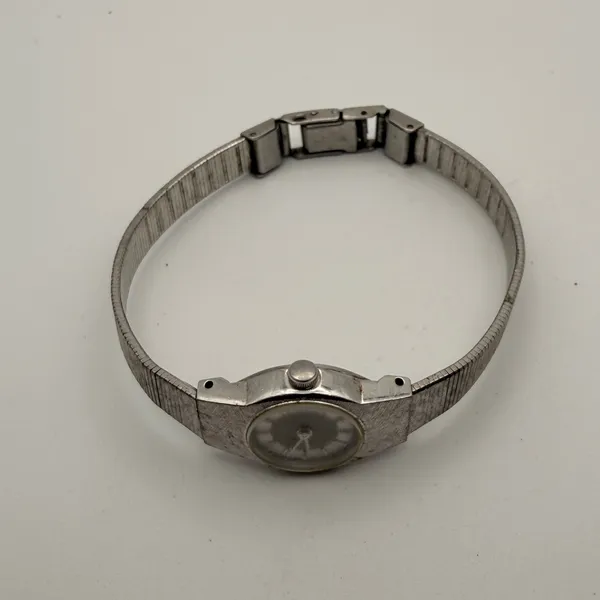 Vintage Bulova Ladies' Quartz Watch - 1984 Classic Working New Battery - Image 3