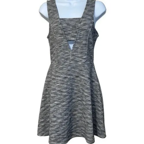 OLIVE & OAK Super‎ Cute Gray/White Cut Out Fit & Flare Dress NWOT Size Small - Image 2