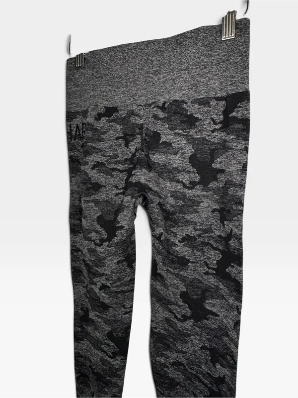 Gymshark Adapt Camo Seamless High-Waist Leggings Black & Charcoal Gray S/M - Image 7