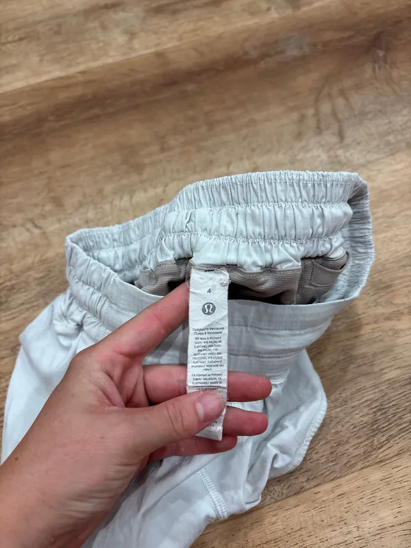 Lululemon Hotty Hot 2.5" White Shorts - Image 4