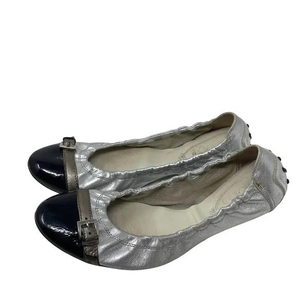 Tod's Silver Scrunch Ballet Flats with‎ Black Patent Leather Buckle Toe Size 9.5 - Image 4