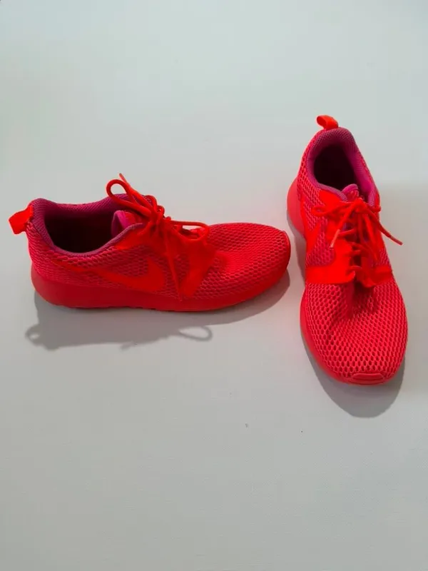 Nike Women's Running Shoes Roshe One Hyper Breathe 'Total Crimson' 833826-800 - Image 2