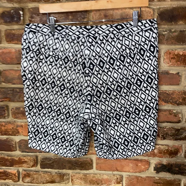 Mario Serrani Italy Black & White Comfort Bermuda Stretch Shorts Women's Size 14 - Image 4