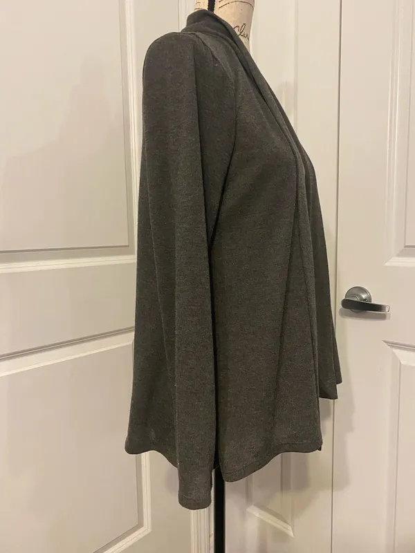 Open-Front Women’s Cardigan Sweater in Charcoal - Image 4