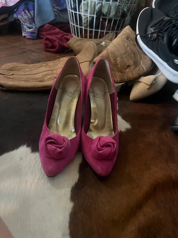 Pink suede heels with rose detail - Image 2