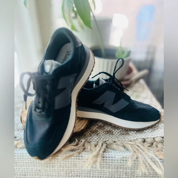 New Balance used Unisex 237 Fashion Sneakers Size in Men's 6.5 & Women’s size 8 - Image 2