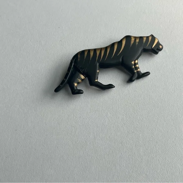 Vintage Tiger Panther Pin Brooch for shirt or scarf. Black Gold - Image 4