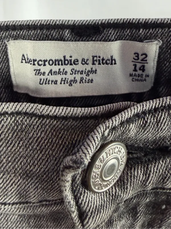 Abercrombie & Fitch Curve Love The Ankle Straight Ultra High-Rise Gray Wash Jean - Image 4