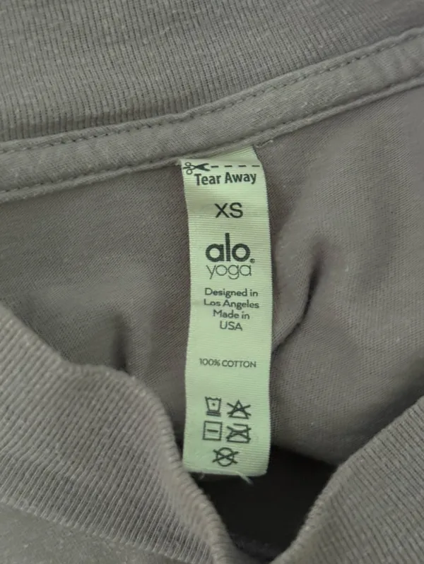 Alo Yoga Kick It Crop T-Shirt in Lavender Haze - Image 5
