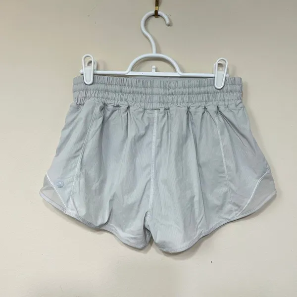 Lululemon Gray Hotty Hot High Rise 2.5 Shorts 6 Women - Image 4