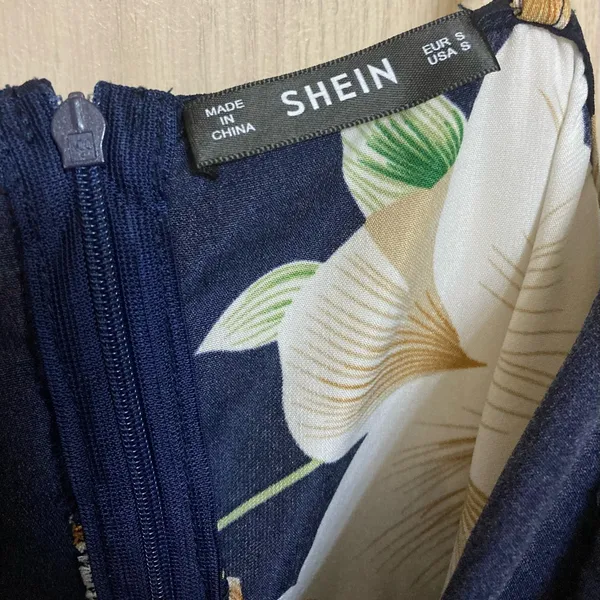 Shein floral navy dress in size small - Image 5