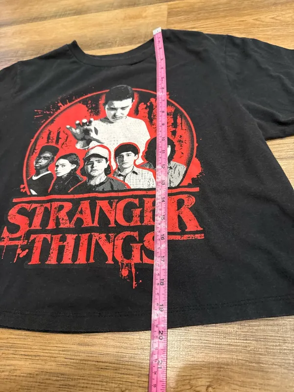 Netflix Black and Red Stranger Things Graphic Crop Tee Size Medium Moody Vibe - Image 5