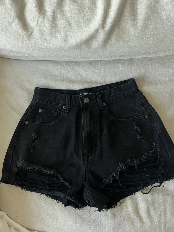 Pretty Little Thing Black High Waists Distressed Denim Shorts - Image 5