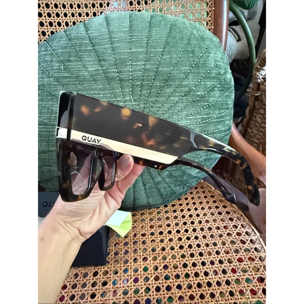 Quay Notorious Tortoise Pattern Square Smoke Lens Bold Dramatic Sunglasses - Image 4