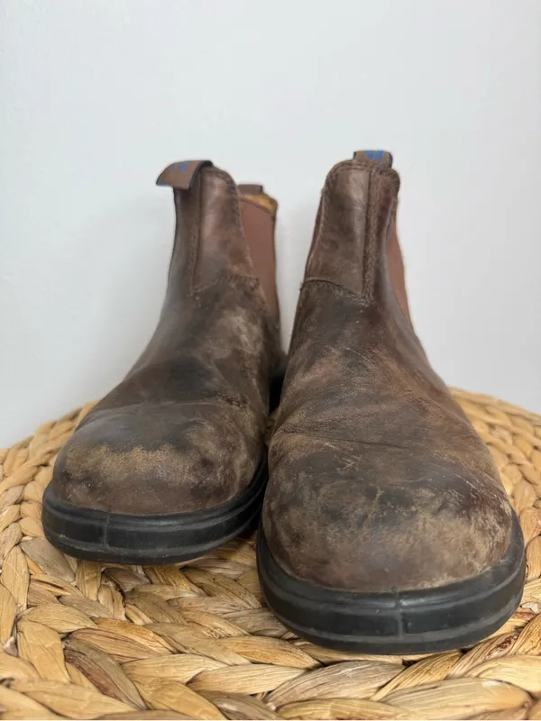 AS IS Blundstone Boot 584 Chelsea Boots Rustic Brown Leather PLAY No Insoles - Image 2